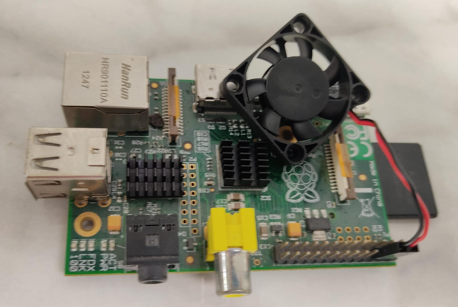 Imagen de la Raspberry Pi con sus componentes
